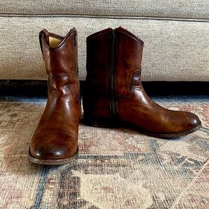 Frye Size 7 1/2 ankle boots, lightly used, great condition!